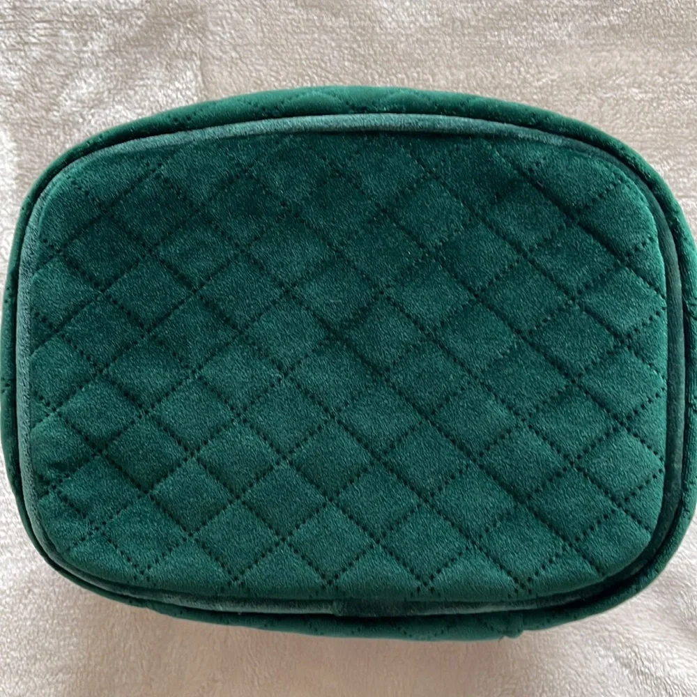 STONEY CLOVER LANE NWT GREEN QUILTED VELVET VANITY CASE